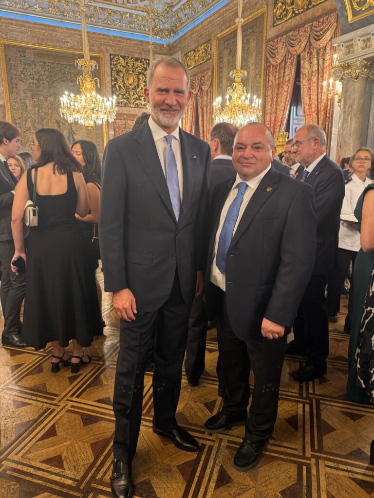 El Rey Felipe VI y Vasyl Tomenko, presidente de Unión KRAI, representa a la comunidad ucraniana en España